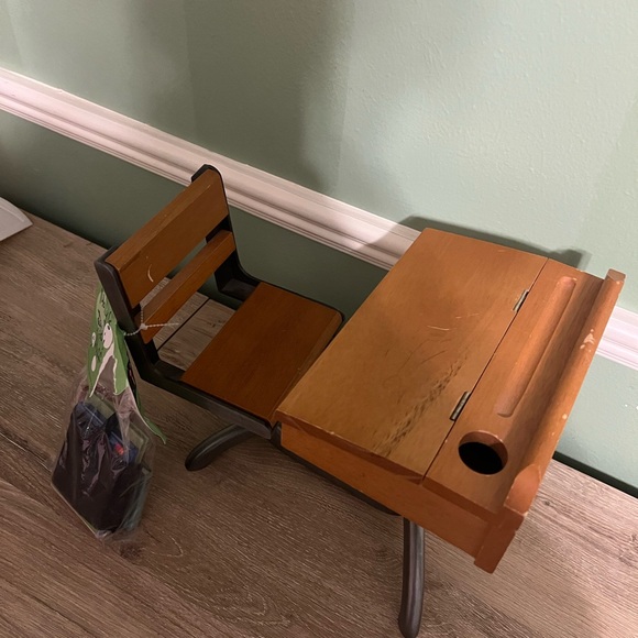 American Girl Molly's Desk + Accessories - Picture 2 of 5